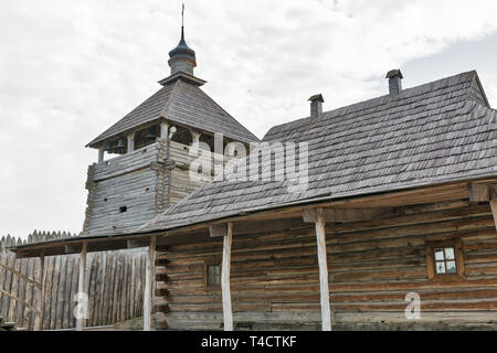 Mittelalterliche hölzerne Kosaken Glockenturm. Gebäude auf Zaporozhskaya befinden sich auf der Insel Khortytsia in der Ukraine. Stockfoto