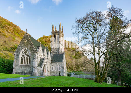 Irland, 27.Oktober: Schöne Außenansicht der Kylemore neugotische Kirche von Kylemore Abbey & Victorian Walled Garden am 27.Oktober 2018 im County Gal Stockfoto