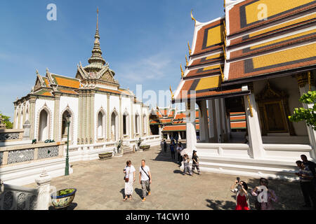 BANGKOK, THAILAND - MÄRZ 2019: Touristen vor der Smaragd Buddha Tempel im Grand Palace Complex. Stockfoto