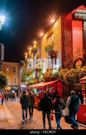 Dublin, 28.Oktober: Nacht Außenansicht der berühmten Temple Bar am 28 Oktober 2018 in Dublin, Irland Stockfoto