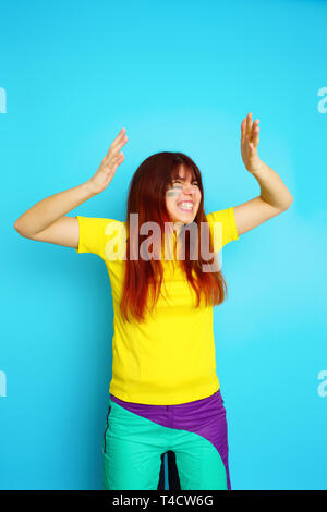Frau socccer Ventilator in gelben T-Shirt Stockfoto