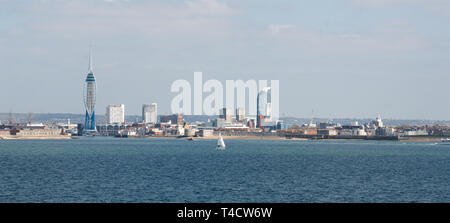 Anzeigen von Portsmouth Spinnaker Tower und an der Küste von der Fähre an der Südseite Stockfoto