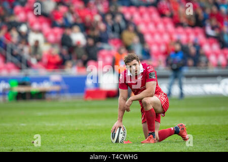 Scarlets Verteidiger Leigh Halfpenny bereitet eine Konvertierung in ein Rugby-spiel für die Scarlets zu nehmen. Stockfoto