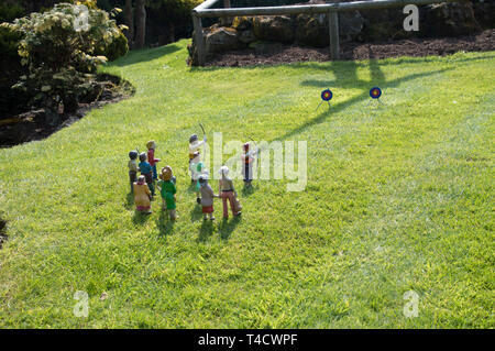 Miniatur-Bogen und Pfeil Feld-Set-up in Godshill Modell Dorf, Isle of Wight Stockfoto