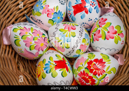 In der Nähe der bunten decorted hand Ostern Eier in einem Korb lackiert Stockfoto