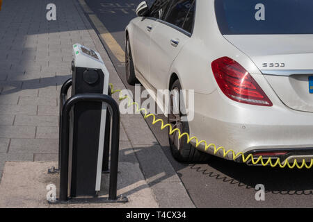 Elektroauto öffentliche Straße Ladefach/Punkt in das Stadtzentrum von Coventry, Warwickshire, England. Stockfoto