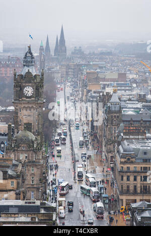 Blick von Nelson Denkmal, Calton Hill, Edinburgh. GV, die Princes Street, Balmoral, Busse, Bus, Nebel Stockfoto