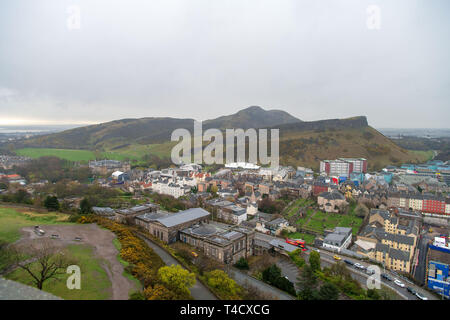 Blick von Nelson Denkmal, Calton Hill, Edinburgh. GV, alte Royal High School, Arthur Seat, crags Holyrood Stockfoto