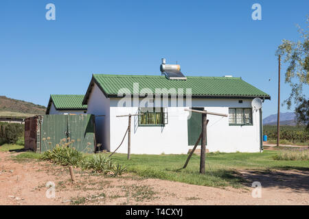 Cottage Farm Arbeiter mit Dach Solar Warmwasser Geysir für erneuerbare Energie und Heizung, Südafrika Stockfoto