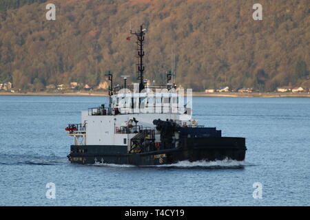 SD Moorfowl, ein Moor-Klasse diving support Schiffes durch Serco Marine Services betrieben, vorbei an Gourock während der Übung gemeinsame Krieger 19-1. Stockfoto