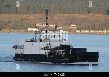 SD Moorfowl, ein Moor-Klasse diving support Schiffes durch Serco Marine Services betrieben, vorbei an Gourock während der Übung gemeinsame Krieger 19-1. Stockfoto