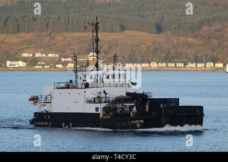 SD Moorfowl, ein Moor-Klasse diving support Schiffes durch Serco Marine Services betrieben, vorbei an Gourock während der Übung gemeinsame Krieger 19-1. Stockfoto