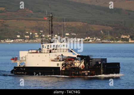 SD Moorfowl, ein Moor-Klasse diving support Schiffes durch Serco Marine Services betrieben, vorbei an Gourock während der Übung gemeinsame Krieger 19-1. Stockfoto