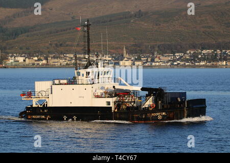 SD Moorfowl, ein Moor-Klasse diving support Schiffes durch Serco Marine Services betrieben, vorbei an Gourock während der Übung gemeinsame Krieger 19-1. Stockfoto