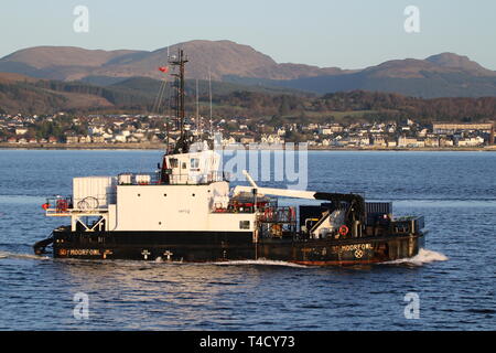 SD Moorfowl, ein Moor-Klasse diving support Schiffes durch Serco Marine Services betrieben, vorbei an Gourock während der Übung gemeinsame Krieger 19-1. Stockfoto