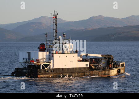 SD Moorfowl, ein Moor-Klasse diving support Schiffes durch Serco Marine Services betrieben, vorbei an Gourock während der Übung gemeinsame Krieger 19-1. Stockfoto