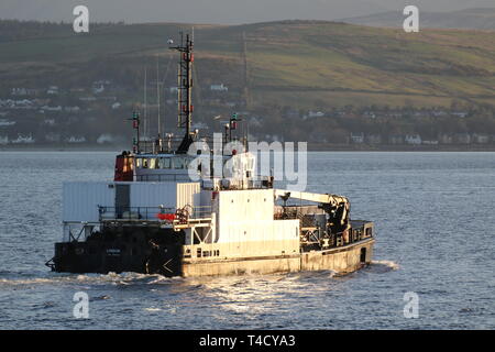 SD Moorfowl, ein Moor-Klasse diving support Schiffes durch Serco Marine Services betrieben, vorbei an Gourock während der Übung gemeinsame Krieger 19-1. Stockfoto