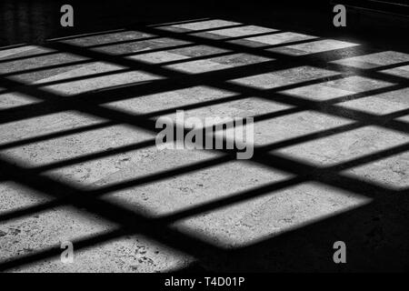 Abstrakte diagonale Muster von Licht und Schatten, Schwarz und Weiß Stockfoto
