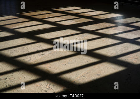 Abstrakte diagonale Muster von Licht und Schatten mit natürlichen Farben Stockfoto