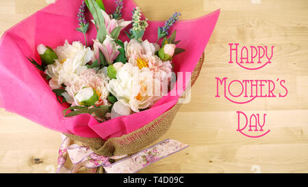 Blumen in rosa Gewebe und Hessischen moderne Verpackung flach verpackt für Muttertag, Geburtstag oder Valentinstag, mit Text Gruß. Stockfoto