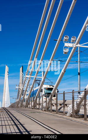 Beliebte gesäumt und markiert die Fußgänger- und Radweg neben der Straßenbahn und Bus Fahrbahn durch das Seil Tilikum Kreuzung Brücke über den Willame Stockfoto