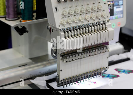 Automatische computergesteuerte Stickmaschine mit 15 Nadeln. Selektive konzentrieren. Stockfoto