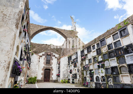 Comillas, Spanien: Mausoleum der Cementerio Ruta Modernista. Über dem Torbogen ist L'Àngel Exterminador vom katalanischen Bildhauer Josep Llimona i Bruguera. T Stockfoto