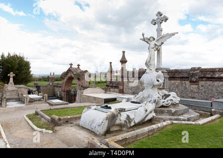 Comillas, Spanien: cementerio Ruta Modernista. Der Friedhof wurde 1893 von dem Architekten Lluís Domènech i Montaner, restauriert die Integration der Ruinen des 15. Stockfoto