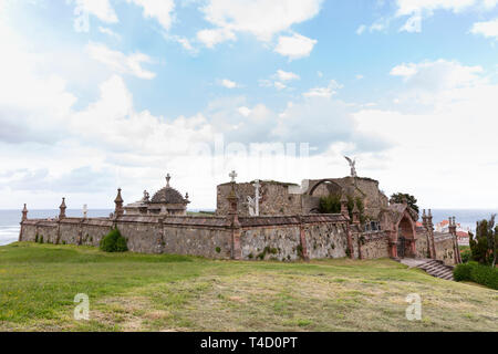 Comillas, Spanien: cementerio Ruta Modernista. Der Friedhof wurde 1893 von dem Architekten Lluís Domènech i Montaner, restauriert die Integration der Ruinen des 15. Stockfoto