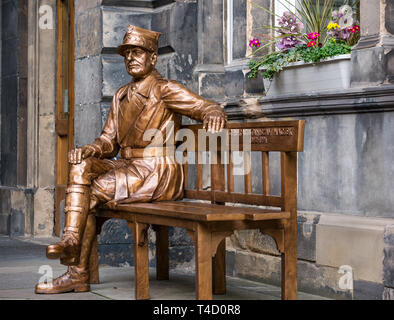 Bronze Kunst Skulptur von General Stanisław Maczek, polnischer Panzerkommandant im Zweiten Weltkrieg, City Chambers, Royal Mile, Edinburgh, Schottland, Großbritannien Stockfoto