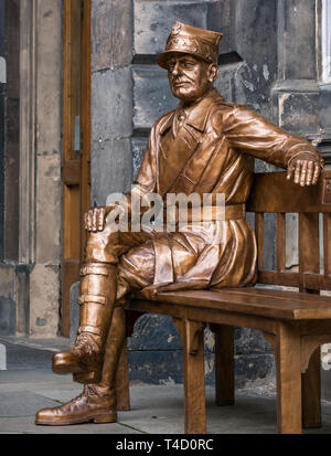 Bronze Kunst Skulptur von General Stanisław Maczek, polnischer Panzerkommandant im Zweiten Weltkrieg, City Chambers, Royal Mile, Edinburgh, Schottland, Großbritannien Stockfoto