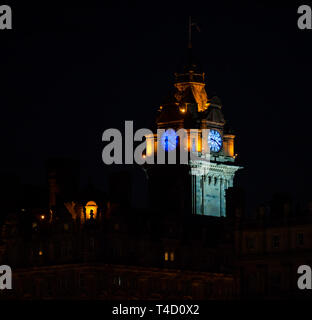 Hotel Balmoral Clock Tower ist Abends beleuchtet mit dunklen Himmel, Princes Street, Edinburgh, Schottland, Großbritannien Stockfoto