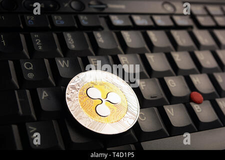 Golden Ripple XRP Münze auf eine schwarze Tastatur Stockfoto