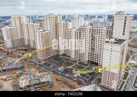 Antenne Blick von oben auf den Wohnungsbau Bereich. Bau von neuen Wohnungen Stockfoto