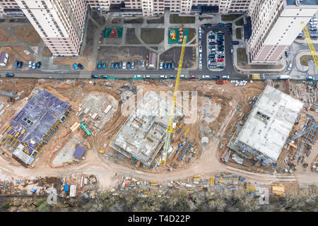 Die Sanierung der Stadt Wohngebiet. Blick von oben auf die Baustelle mit Kran- und industrielle Ausrüstung Stockfoto