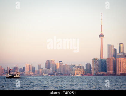 Den CN Tower und das spektakuläre Skyline von Toronto, Ontario, Kanada, als von Ward's Island (Toronto Islands) über den Lake Ontario. Stockfoto