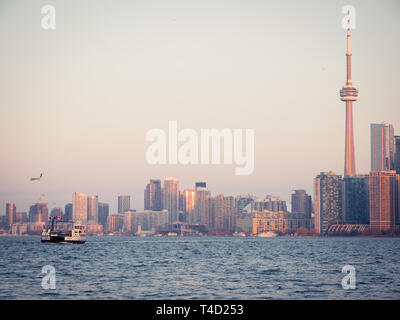 Den CN Tower und das spektakuläre Skyline von Toronto, Ontario, Kanada, als von Ward's Island (Toronto Islands) über den Lake Ontario. Stockfoto