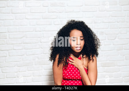 Traurig schwarze Mädchen Junge afrikanische amerikanische Frau unter Panikattacken Stockfoto