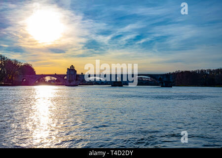 Pont Sant Benezet über Rhone im Sonnenuntergang in Avignon, Provence-Alpes-Cote d'Azur in Frankreich. Stockfoto