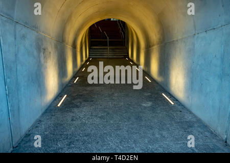 Laufsteg Tunnel beleuchtet in der Schweiz. Stockfoto