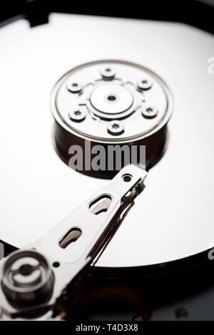 Nahaufnahme einer offenen Computer-Festplatte. Stockfoto