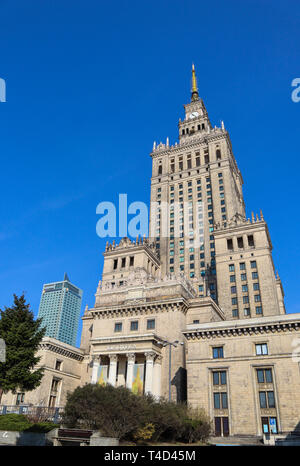 Warschau/Polen - April 03 2019. Palast der Kultur und Wissenschaft in der Innenstadt Stockfoto