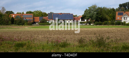 Häuser mit Solarzellen auf den Dächern. Energieeinsparung, alternative Energien, Naturschutz und Home Ihr Budget schont Stockfoto