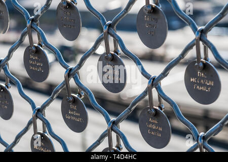 Detail von einigen der Markt Charme der Pike Place Market Foundation auf dem Markt Geländer in Seattle. Stockfoto