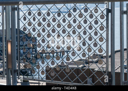 Detail von einigen der Markt Charme der Pike Place Market Foundation auf dem Markt Geländer in Seattle. Stockfoto