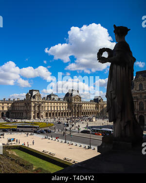 Blick auf den Platz vom Fenster des Louvre und die Silhouette der Skulptur vor Stockfoto