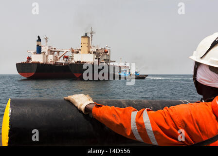 Port Operations für den Transport von Eisenerz. TGV transhipper und OGV Ozean Schiff auf See Geldbußen Erz zu entladen nach Rendezvous Stockfoto