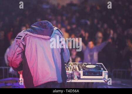 DJ auf der Bühne am Mischpult Closeup Stockfoto