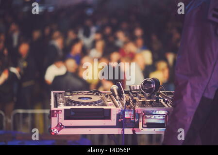 DJ auf der Bühne am Mischpult Closeup Stockfoto