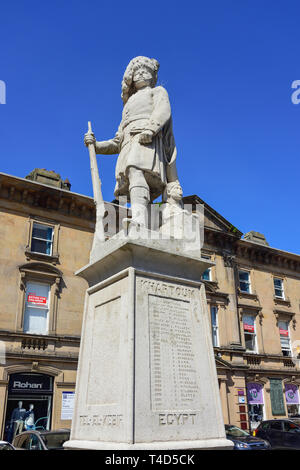 Queen's eigenen Cameron Highlanders Memorial außerhalb Bahnhof, Station Square, Inverness, Highland, Schottland, Vereinigtes Königreich Stockfoto